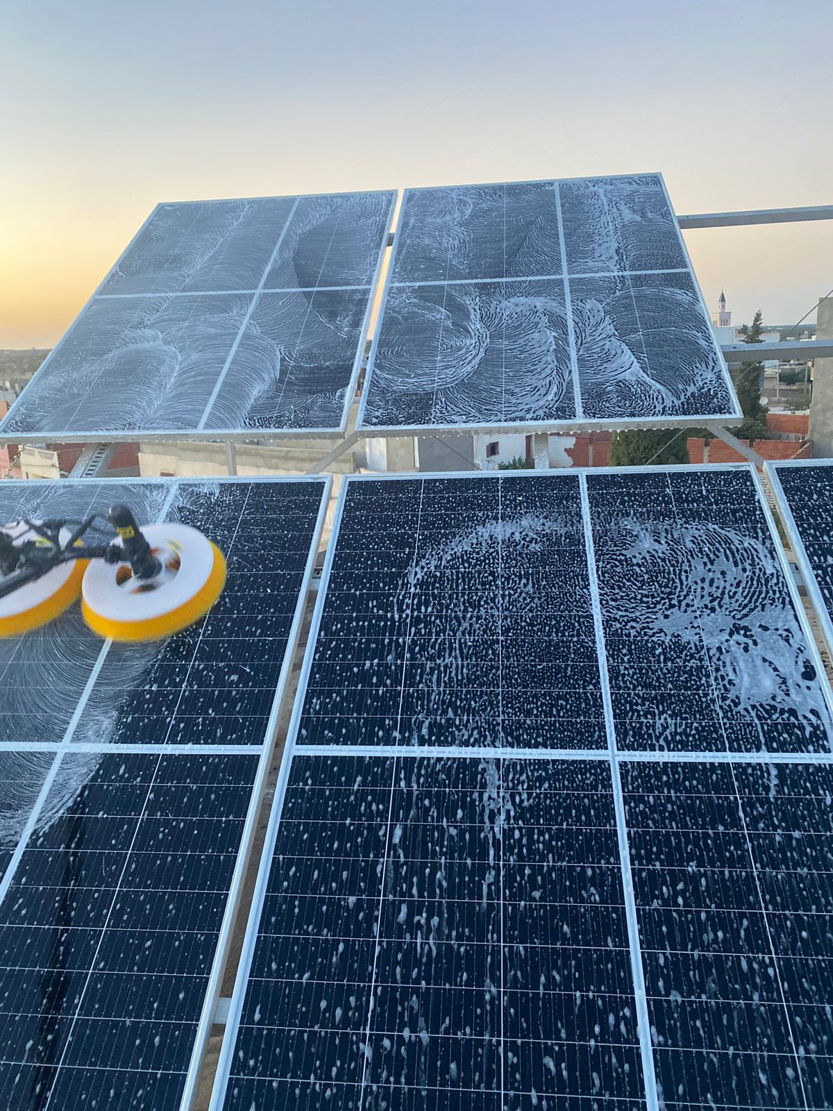 Intervention au crépuscule — Tunis · 2025 — Cleanoov, nettoyage de panneaux solaires en Tunisie