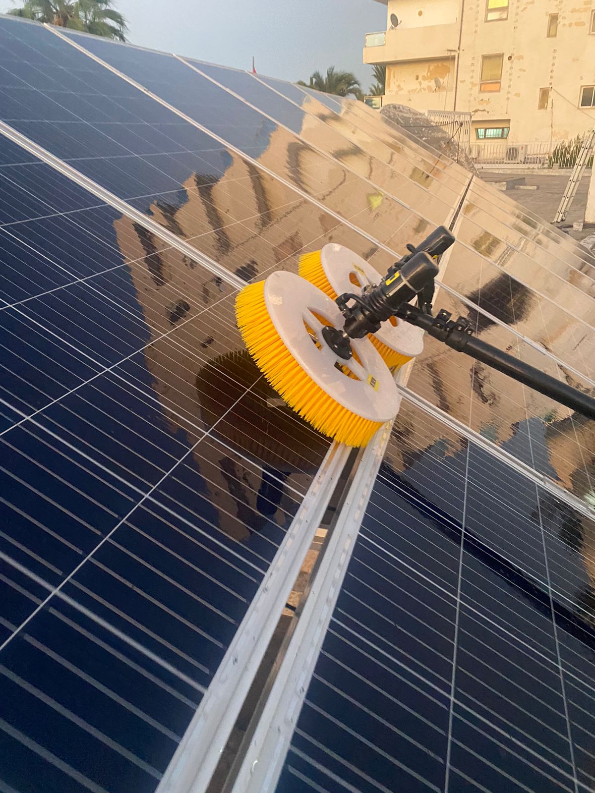 Outil rotatif — détail — Atelier Cleanoov — Cleanoov, nettoyage de panneaux solaires en Tunisie